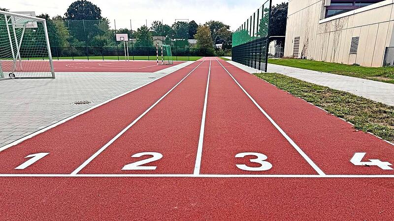 Neben der 100-Meter-Laufbahn sind an der Michelauer Schule auch ein Fußballrasenplatz, ein ein Mehrzweckspielfeld eine Hochsprunganlage, eine Kugelstoßanlage, eine Weitsprunganlage und ein Beachvolleyballfeld neu entstanden. Gemeinde Michelau Neben der 100-Meter-Laufbahn sind an der Michelauer Schule auch ein Fußballrasenplatz, ein ein Mehrzweckspielfeld eine Hochsprunganlage, eine Kugelstoßanlage, eine Weitsprunganlage und ein Beachvolleyballfeld neu entstanden. Gemeinde Michelau