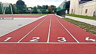 Neben der 100-Meter-Laufbahn sind an der Michelauer Schule auch ein Fu&szlig;ballrasenplatz, ein ein Mehrzweckspielfeld eine Hochsprunganlage, eine Kugelsto&szlig;anlage, eine Weitsprunganlage und ein Beachvolleyballfeld neu entstanden. Gemeinde Michelau