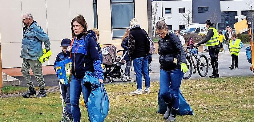 Etliche Helfende machten sich mit M&uuml;lls&auml;cken und Greifern auf die Suche nach M&uuml;ll.