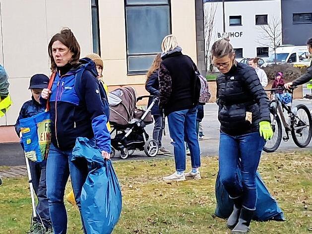 Etliche Helfende machten sich mit M&uuml;lls&auml;cken und Greifern auf die Suche nach M&uuml;ll.