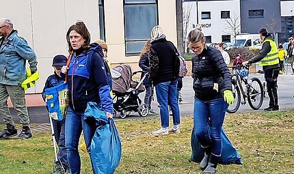 Etliche Helfende machten sich mit Müllsäcken und Greifern auf die Suche nach Müll. Etliche Helfende machten sich mit Müllsäcken und Greifern auf die Suche nach Müll.