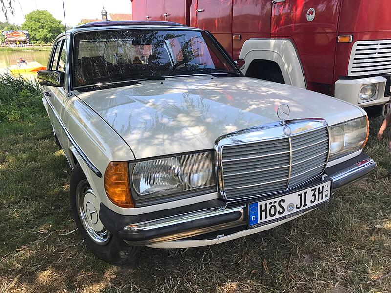 1000 Jahre Ailsbach: Die Oldtimer gl&auml;nzten und tuckerten um die Wette