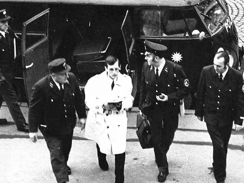 Jürgen J. wird von den Polizisten ins Coburger Landgericht begleitet.