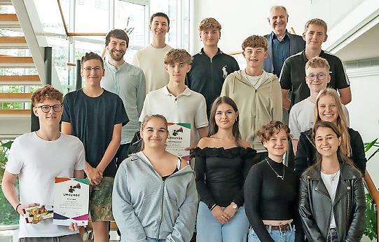 Die von Bruno Kellner und Markus Bria (Bildungsb&uuml;ro) geehrten und verabschiedeten Mitglieder des Jugendkreistags zusammen mit den Sprecherinnen des Gremiums.