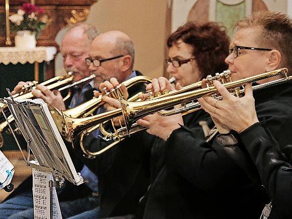 Der evangelische Posaunenchor Poppenlauer umrahmte zusammen mit dem Kirchenchor und Orgelklängen den Festgottesdienst. Der evangelische Posaunenchor Poppenlauer umrahmte zusammen mit dem Kirchenchor und Orgelklängen den Festgottesdienst.