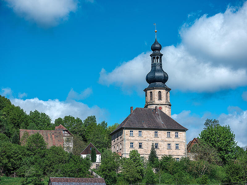 Der Kirchturm von St. Johannes pr&auml;gt das Ortsbild von Trebgast.