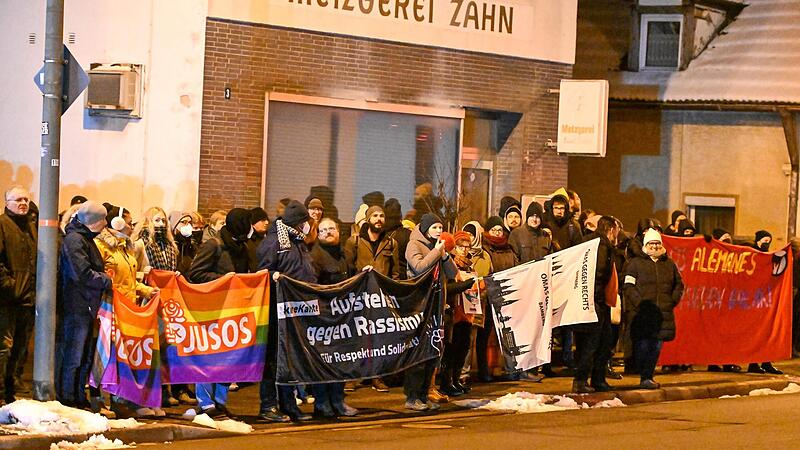 Die Zahl der Gegendemonstranten war mit 180 rund 20 mal gr&ouml;&szlig;er als die der Rechten, unter anderem vom 3. Weg, die gegen den Container f&uuml;r Fl&uuml;chtlinge in Breiteng&uuml;&szlig;bach demonstrierten. Sie bildeten einen kleinen Haufen von acht Personen.
