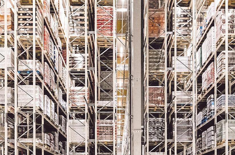 30 Meter hoch ist das vollautomatische Hochregallager in dem Logistikzentrum.    30 Meter hoch ist das vollautomatische Hochregallager in dem Logistikzentrum.   