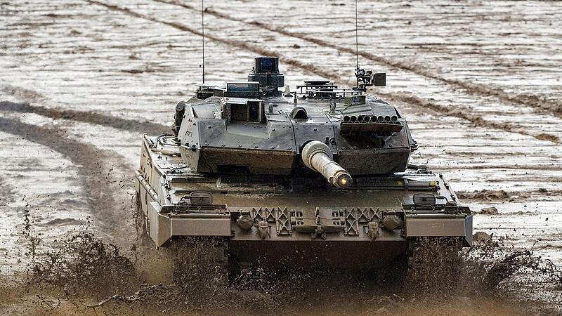 Ein Kampfpanzer der Bundeswehr vom Typ Leopard 2A6 fährt während einer Gefechtsvorführung über den Übungsplatz. Bundeskanzler Scholz (SPD) will nach Informationen von „Spiegel“ und ntv Kampfpanzer vom Typ Leopard 2 an die Ukraine liefern.