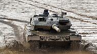 Ein Kampfpanzer der Bundeswehr vom Typ Leopard 2A6 fährt während einer Gefechtsvorführung über den Übungsplatz. Bundeskanzler Scholz (SPD) will nach Informationen von „Spiegel“ und ntv Kampfpanzer vom Typ Leopard 2 an die Ukraine liefern.