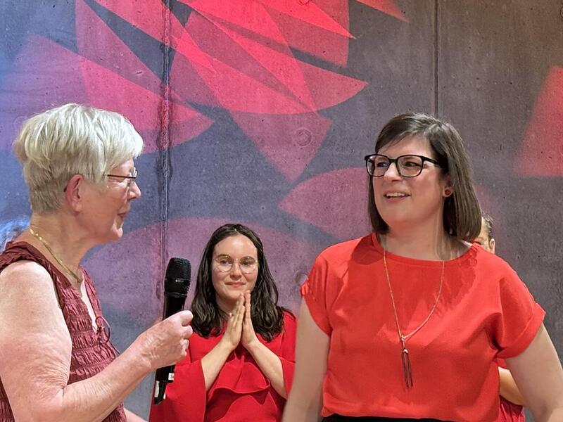 Eva-Maria Noé (vorne, links) und ihre Nachfolgerin Mareike Drescher mit der Stimmgabel ihrer Vorgängerin. Eva-Maria Noé (vorne, links) und ihre Nachfolgerin Mareike Drescher mit der Stimmgabel ihrer Vorgängerin.