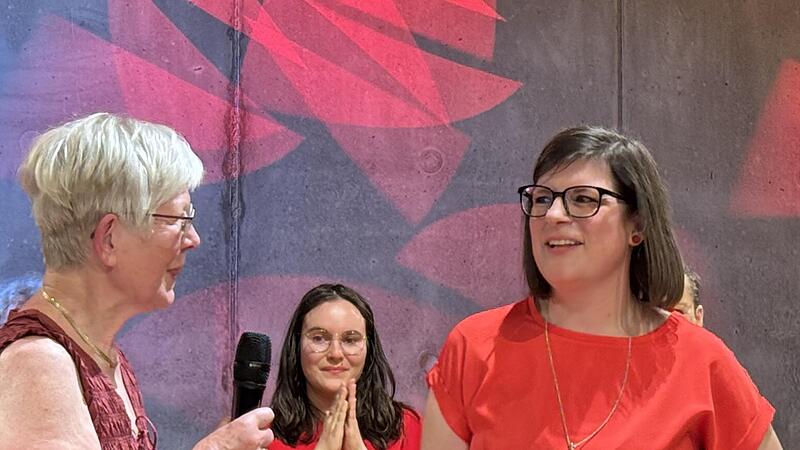 Eva-Maria Noé (vorne, links) und ihre Nachfolgerin Mareike Drescher mit der Stimmgabel ihrer Vorgängerin. Eva-Maria Noé (vorne, links) und ihre Nachfolgerin Mareike Drescher mit der Stimmgabel ihrer Vorgängerin.