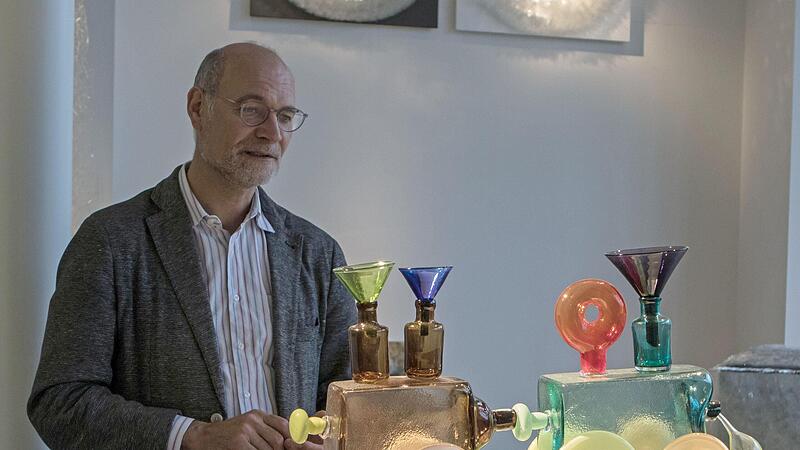 Museumsleiter Sven Hauschke und das Titelmotiv des Glaspreises 2022 &ndash; &bdquo;To the last Drop&ldquo; von Ulla Forsell.