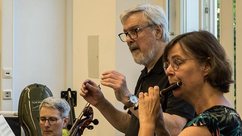 Nach 45 Jahren gibt er nach der Serenade in Ahorn die Leitung des Collegiums musicum ab: Thomas Ehrle &ndash; bei der Probenarbeit mit Angelika Stirner-Ebert.