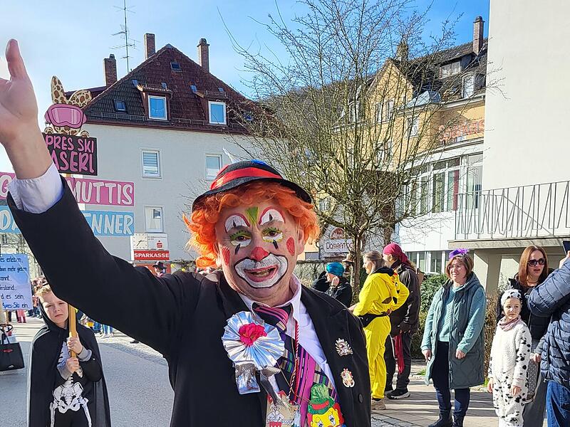 Viel los war am Faschingsdienstag, 4. März 2025, beim Faschingszug in Bad Brückenau.