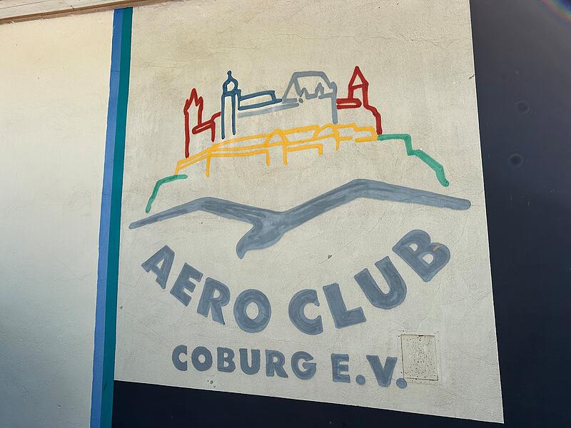 Der vielleicht beste Vesteblick bietet sich vom Tower des Coburger Flugplatzes aus. Dazu passend geh&ouml;rt zum Logo des Aero-Clubs nat&uuml;rlich auch die Veste.