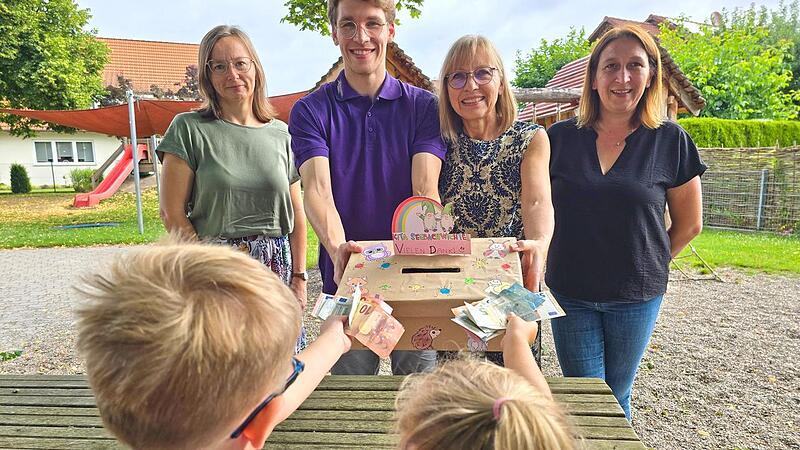Susanne und Marius Sch&uuml;&szlig;ler von der gleichnamigen Firma aus Gro&szlig;enseebach &uuml;bergaben eine Spende von rund 250 Euro an die Kita Seebachwichtel in Gro&szlig;enseebach. Mit ihnen freuten sich die Erzieherinnen Karin Nowak (links) und Sonja Hasic (rechts).