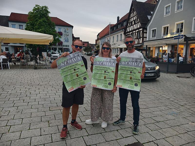 Benni Polster, Kathrin Polster und Christopher Herbst ((.l.) mit den Sonnenbrillen des EKG sind bereit f&uuml;r die Kerwa auf dem Marktplatz.Forchheim & Fr&auml;nkische Schweiz