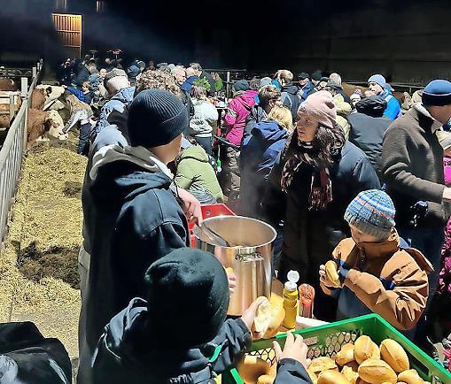 Im Stall bei den Tieren gab es einen Imbiss. Im Stall bei den Tieren gab es einen Imbiss.