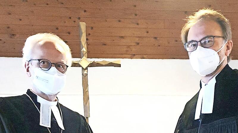 Dekan Lechner f&uuml;hrte Pfarrer Klaus Eyselein (rechts) in sein neues Amt in H&ouml;chstadt ein.
