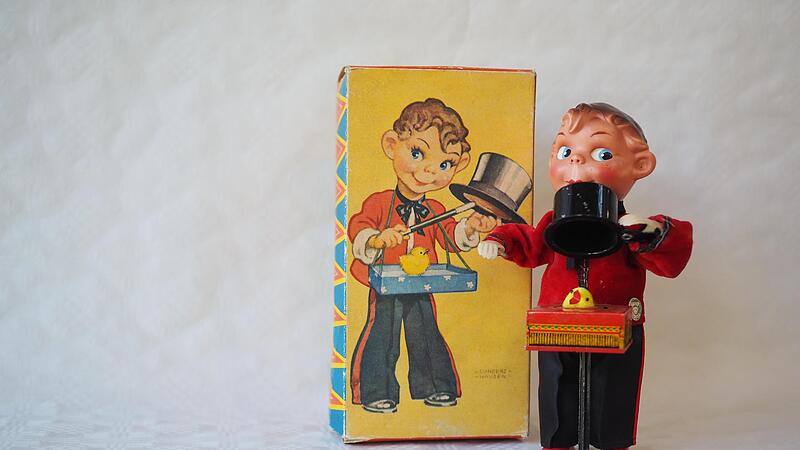 „Der Zauberer“ wurde 1955 produziert und kann sich durch einen eingebauten Mechanismus bewegen. „Der Zauberer“ wurde 1955 produziert und kann sich durch einen eingebauten Mechanismus bewegen.