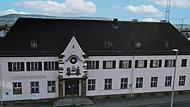 Das Bahnhofsgebäude in Hirschaid. Aktuell ist es kein städtebauliches Kleinod.