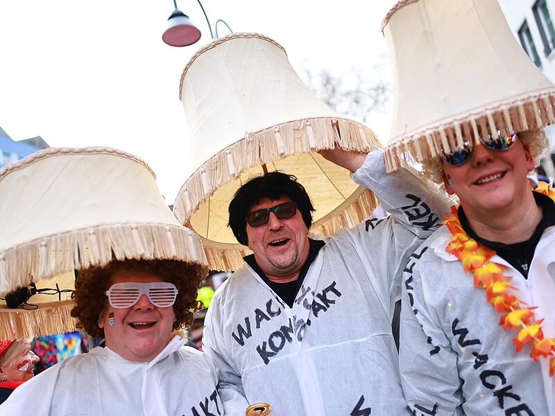 Weiberfastnacht im Rheinland - Beginn des Stra&szlig;enkarnevals