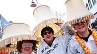 Weiberfastnacht im Rheinland - Beginn des Stra&szlig;enkarnevals