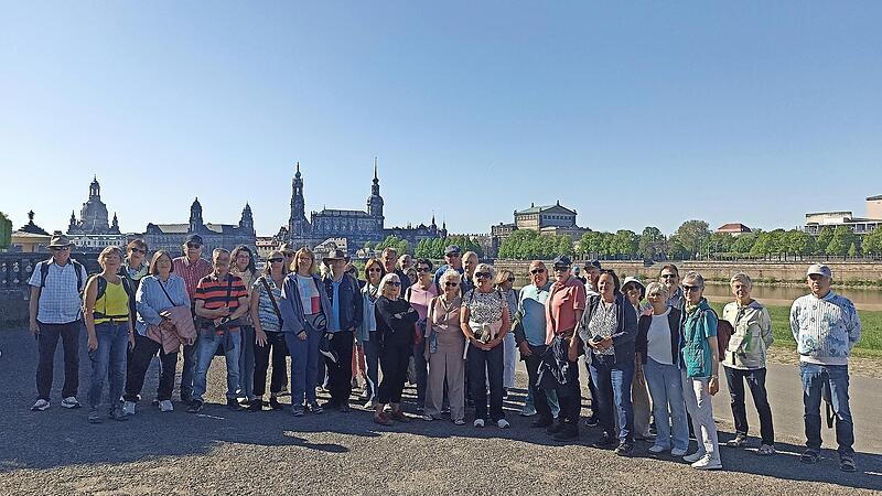 Die Teilnehmerinnen und Teilnehmer der Fahrt an der Elbaue in Dresden.