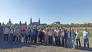 Die Teilnehmerinnen und Teilnehmer der Fahrt an der Elbaue in Dresden.