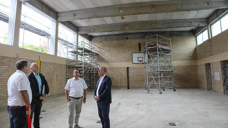 Kreisbaumeister Thomas Lux und Architekt Burkhardt Niepelt erläuterten im Beisein von Schulleiter Dominik Reicherzer und Landrat Alexander Tritthart die Bauarbeiten in der Turnhalle der Wilhelm-Pfeffer-Schule.