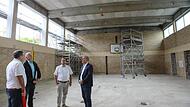 Kreisbaumeister Thomas Lux und Architekt Burkhardt Niepelt erläuterten im Beisein von Schulleiter Dominik Reicherzer und Landrat Alexander Tritthart die Bauarbeiten in der Turnhalle der Wilhelm-Pfeffer-Schule.