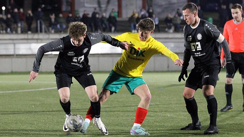 Der Bamberger Luis N&uuml;&szlig;lein (Mitte) attackiert den ballf&uuml;hrenden Lichtenfelser Tim Hartmann (links). G&auml;stekapit&auml;n Tobias Zollnhofer beobachtet den Zweikampf.