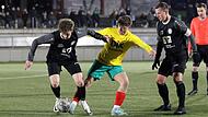 Der Bamberger Luis Nüßlein (Mitte) attackiert den ballführenden Lichtenfelser Tim Hartmann (links). Gästekapitän Tobias Zollnhofer beobachtet den Zweikampf.