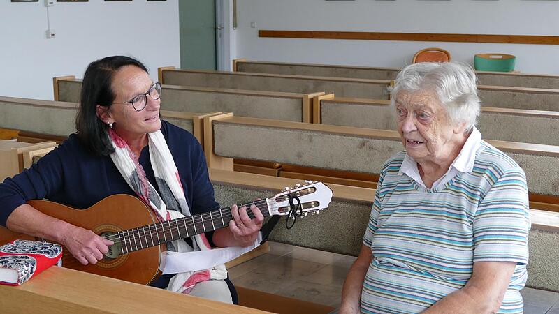 Erika St&auml;blein (r.) freut sich &uuml;ber ihre ehrenamtliche Seelsorgerin Brigitte Neundorfer, die mit ihr auch in die Kapelle des Walburgisheimes geht.