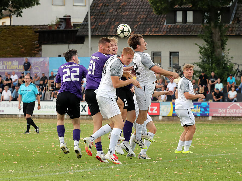 Gewitterbedingt musste der FC Erlach um Philip Linz (vorne) und Bastian Berger (rechts) schon das Auftaktspiel in Sassanfahrt wiederholen. Nun steigt auch das Duell des FC Eintracht in Heiligenstadt ein zweites Mal.