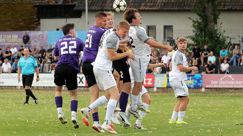 FC Eintracht Erlach: Spiel in Heiligenstadt wird wiederholt Gewitterbedingt musste der FC Erlach um Philip Linz (vorne) und Bastian Berger (rechts) schon das Auftaktspiel in Sassanfahrt wiederholen. Nun steigt auch das Duell des FC Eintracht in Heiligenstadt ein zweites Mal.
