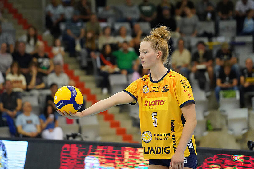 Hannah Hartmann vom VfB Suhl Die Suhlerin Hannah Hartmann vor einem Aufschlag im Spiel.