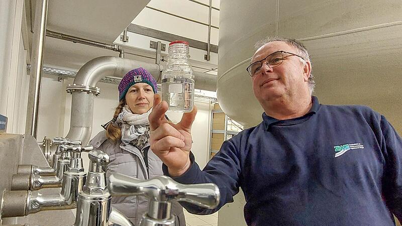 Sind den Keimen im Trinkwasser auf der Spur: Stephanie Sch&uuml;tz vom Gesundheitsamt Forchheim und Eggolsheims Wassermeister Joachim Schneider.Forchheim & Fr&auml;nkische Schweiz