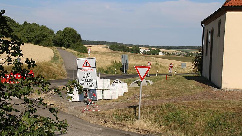Zwischen der Kreuzkapelle und den Ramsthaler Aussiedlerh&ouml;fen soll eine 16 Hektar gro&szlig;e PV-Anlage entstehen. Aktuell wird die Staatsstra&szlig;e St 2290 dort ausgebaut.