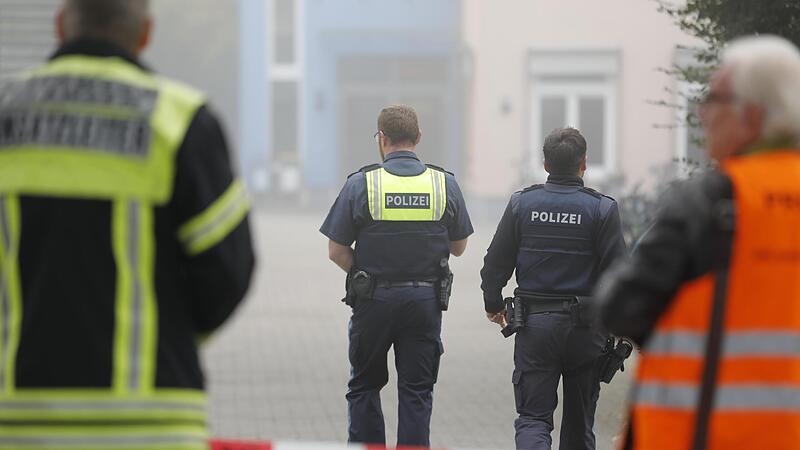 Einsatz im September 2023: An einem Mittwoch war die Polizei mit einem Großaufgebot zum Albert-Schweitzer-Gymnasium in Erlangen ausgerückt. Grund: eine Bombendrohung. Schüler und Lehrer schickte man nach Hause. Einsatz im September 2023: An einem Mittwoch war die Polizei mit einem Großaufgebot zum Albert-Schweitzer-Gymnasium in Erlangen ausgerückt. Grund: eine Bombendrohung. Schüler und Lehrer schickte man nach Hause.