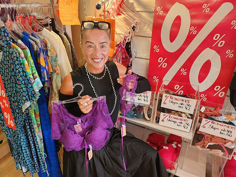 Kerstin Fehr arbeitet seit knapp 30 Jahren f&uuml;r Heidi Kirchner. Das Angebot im kleinen Laden in der Ludwigstra&szlig;e ist und war weit weg von Schl&uuml;pper und Mieder.