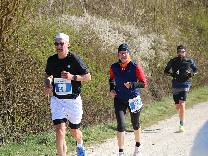 Strahlender Sonnenschein, aber nur niedrige Plusgrade erwartete die L&auml;ufer beim 19. Obermain-Marathon rund um Bad Staffelstein. Die Marathon-Strecke f&uuml;hrte wieder an den beiden Wahrzeichen der Kurstadt, dem Kloster Banz und der Basilika Vierzehnheiligen vorbei.