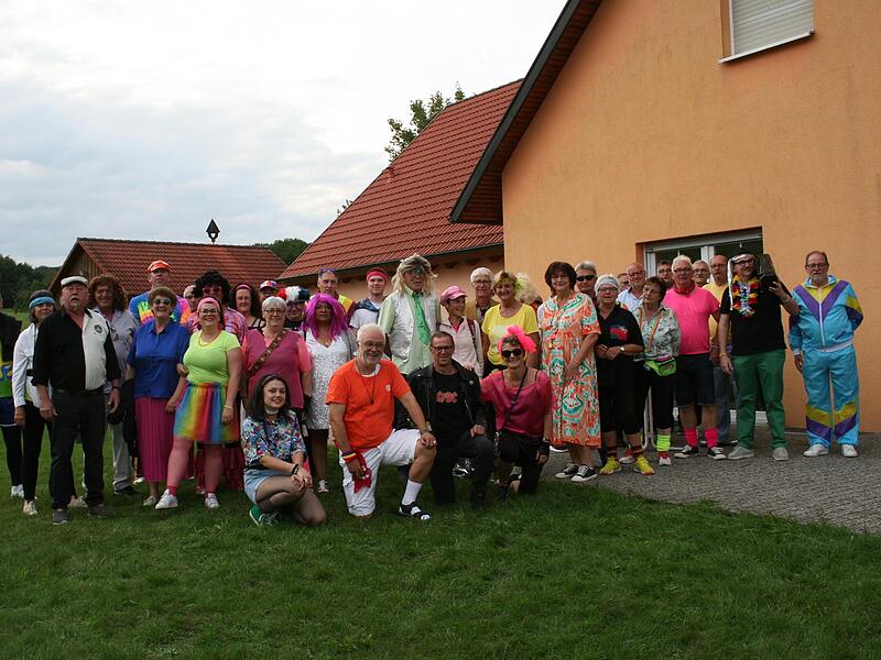Partytime vor dem Katzenbacher Vereinsheim. Das Motto lautet:  „Zurück in die 80er“.