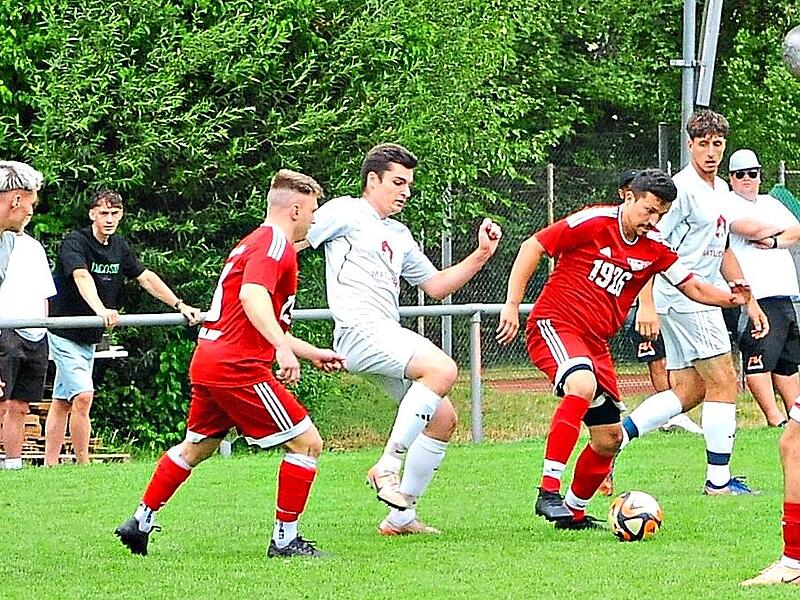 Der FC Reichenbach (in Rot) duellierte sich in der Platin-Gruppe gegen sie SG Haard/Nüdlingen, zog mit Platz 3 aber den Kürzeren. ssp Der FC Reichenbach (in Rot) duellierte sich in der Platin-Gruppe gegen sie SG Haard/Nüdlingen, zog mit Platz 3 aber den Kürzeren. ssp