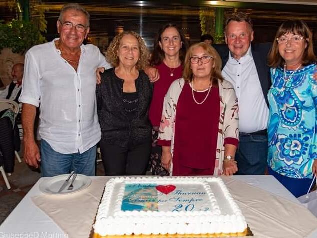 Zur Feier des 20-jährigen Bestehens der Partnerstadt wurde eine Torte angeschnitten.2022 Thurnauer in Positano