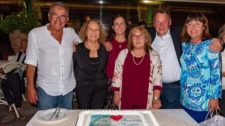 Zur Feier des 20-jährigen Bestehens der Partnerstadt wurde eine Torte angeschnitten.2022 Thurnauer in Positano
