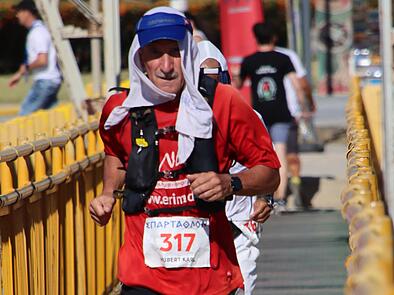 Er läuft und läuft und läuft: Der Zeiler Hubert Karl hat im Oktober zum 25. Mal den Spartathlon  von Athen nach Sparta über 246 Kilometer bestritten. Damit stellte der 765-Jährige einen Weltrekord auf, der so schnell nicht gebrochen werden dürfte.