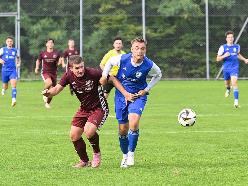 Der SV Ketschendorf (blaue Trikots) entschied das Duell in Einberg mit 3:1 für sich.
