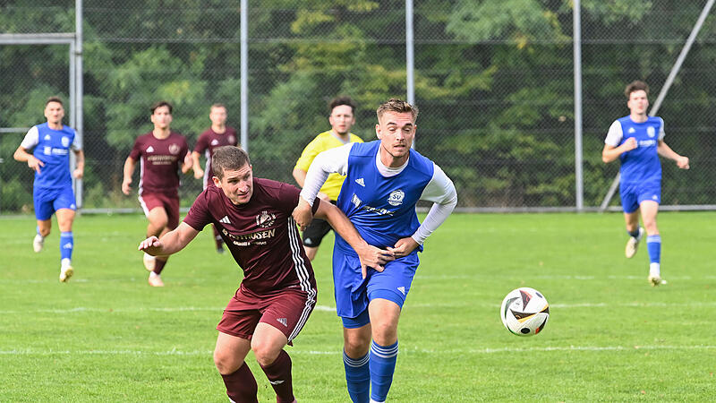 Der SV Ketschendorf (blaue Trikots) entschied das Duell in Einberg mit 3:1 für sich.